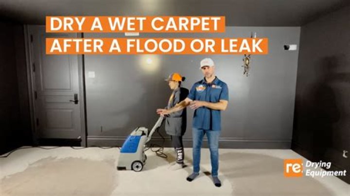 How do you dry a floor after a water leak?