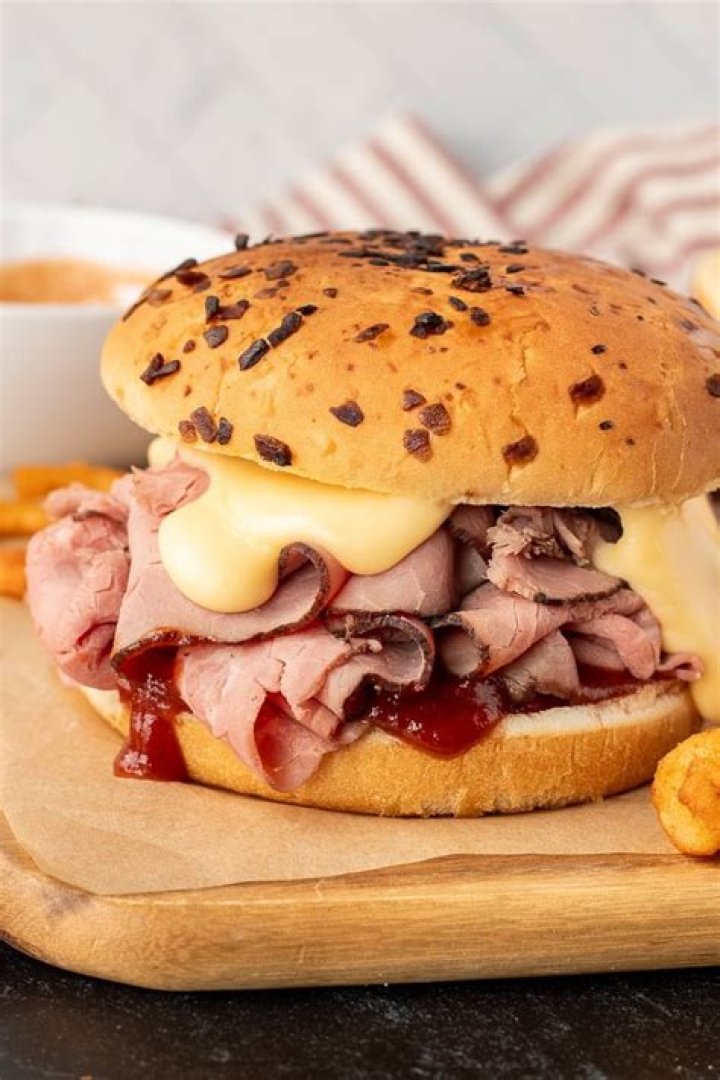 How many calories in a roast beef and cheddar from Arby's?